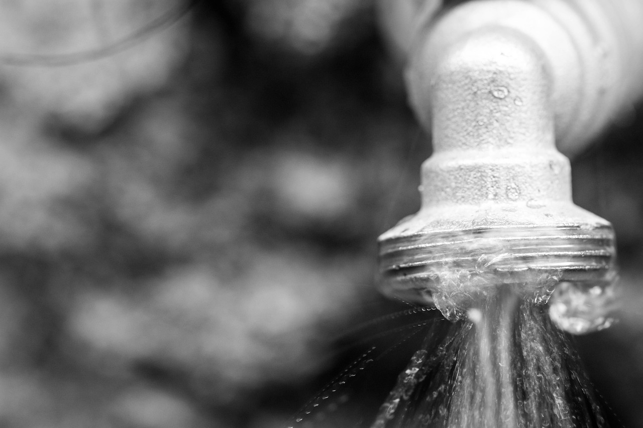 water faucet in emergency plumbing service